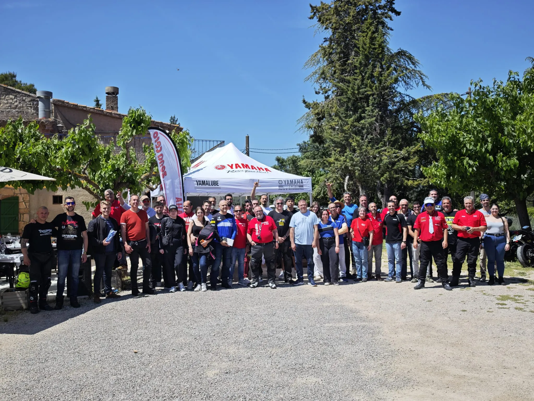 Grup de motoristes a l’esplanada del Mas Pla en una quedada